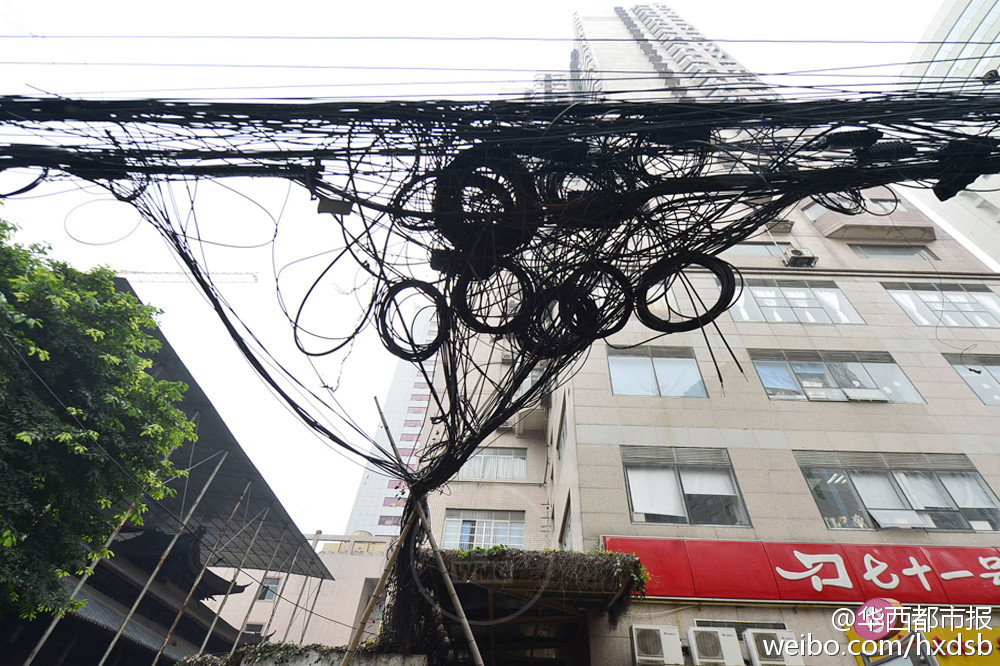 成都鼓楼街线缆乱如麻 全靠竹竿苦撑