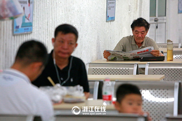 杭州高温蹿得快 市民防空洞避暑欢