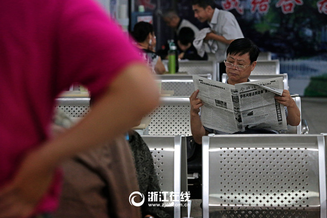 杭州高溫躥得快 市民防空洞避暑歡