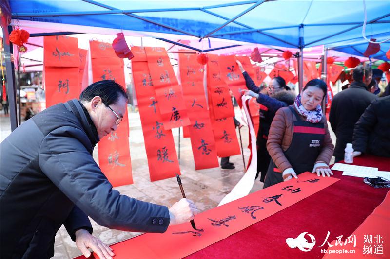 湖北鶴峰：義寫春聯送祝福 墨韻飄香迎新春