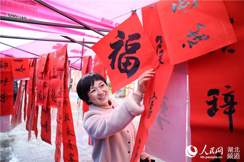 湖北鶴峰：義寫春聯送祝福 墨韻飄香迎新春