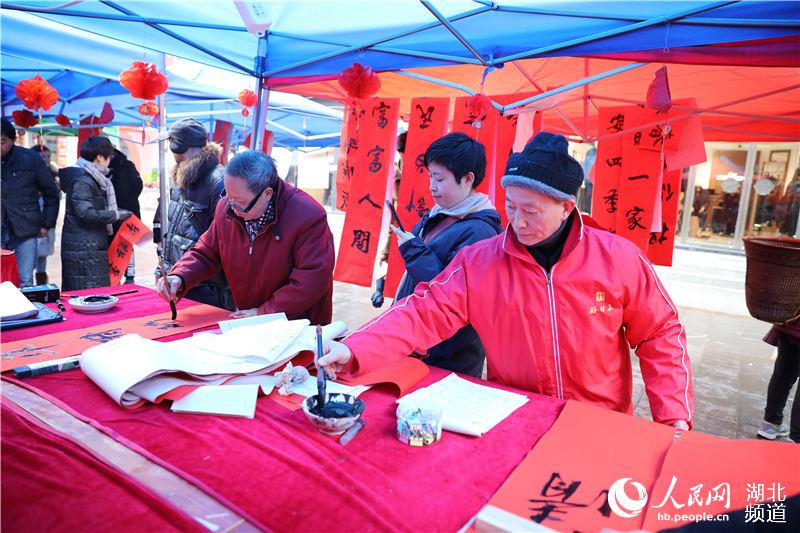 湖北鹤峰：义写春联送祝福 墨韵飘香迎新春