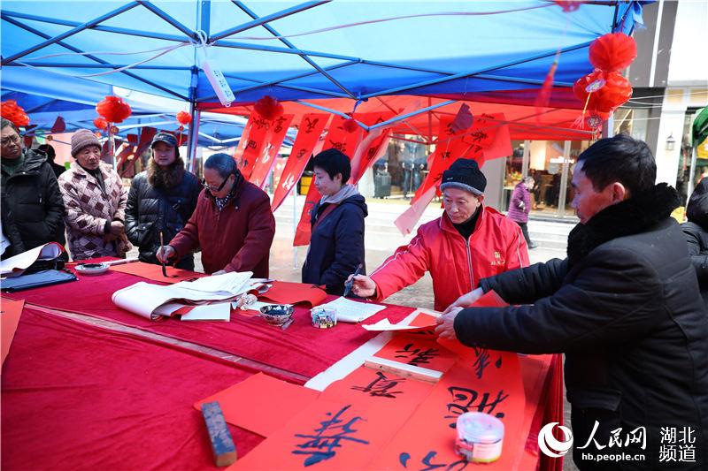 湖北鶴峰：義寫春聯送祝福 墨韻飄香迎新春