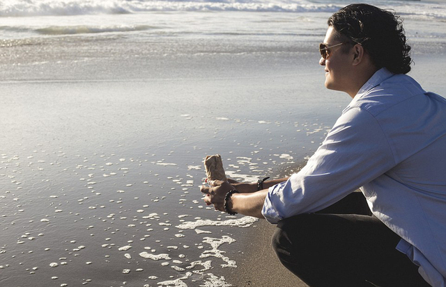 美国小伙与卷饼拍甜蜜订婚照 挑战晒图秀恩爱行为