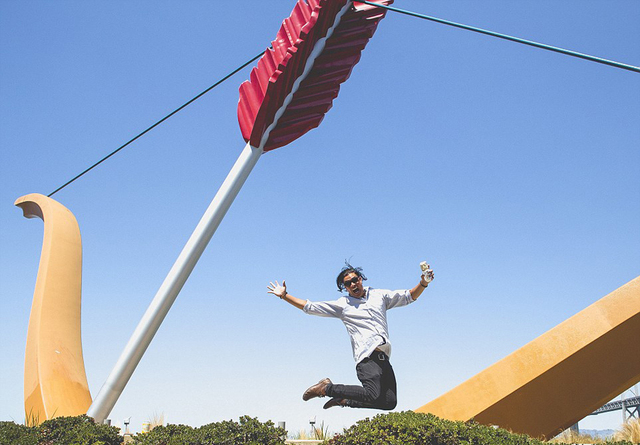 美国小伙与卷饼拍甜蜜订婚照 挑战晒图秀恩爱行为