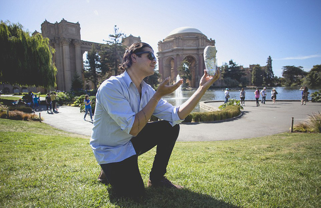 美国小伙与卷饼拍甜蜜订婚照 挑战晒图秀恩爱行为