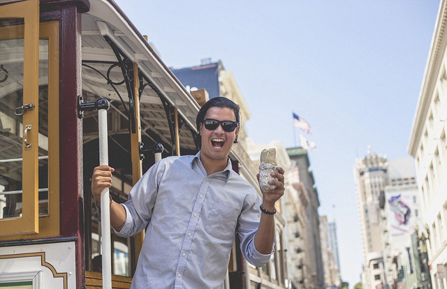 美国小伙与卷饼拍甜蜜订婚照 挑战晒图秀恩爱行为