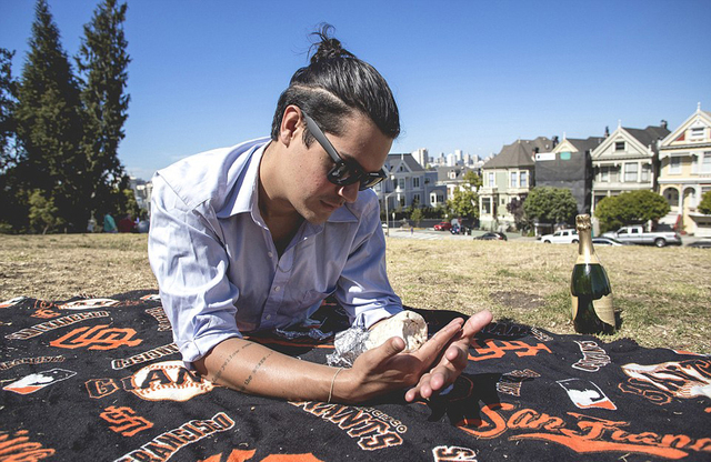 美国小伙与卷饼拍甜蜜订婚照 挑战晒图秀恩爱行为