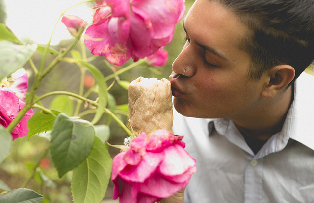美国小伙与卷饼拍甜蜜订婚照 挑战晒图秀恩爱行为