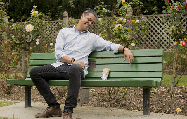 美国小伙与卷饼拍甜蜜订婚照 挑战晒图秀恩爱行为