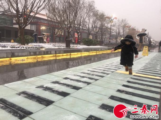 西安一条“钢琴街”成网红 你能踩出完整的曲子吗？