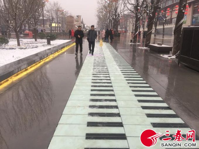 西安一条“钢琴街”成网红 你能踩出完整的曲子吗？