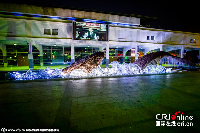 英国7万回收塑料瓶打造巨型鲸鱼雕塑