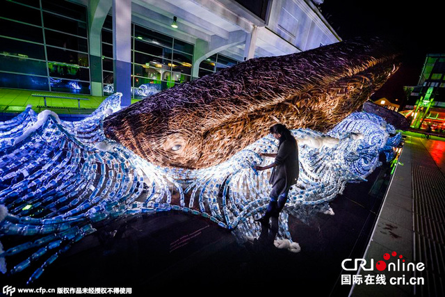 英国7万回收塑料瓶打造巨型鲸鱼雕塑