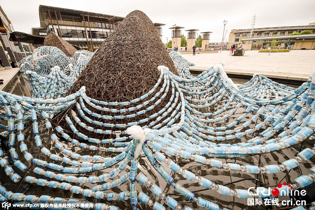 英國7萬回收塑膠瓶打造巨型鯨魚雕塑