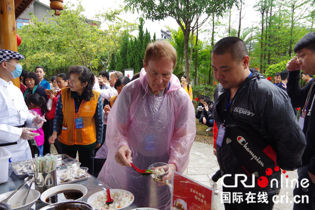 “壯族三月三·八桂嘉年華”活動舉行 海外遊客盛讚廣西米粉