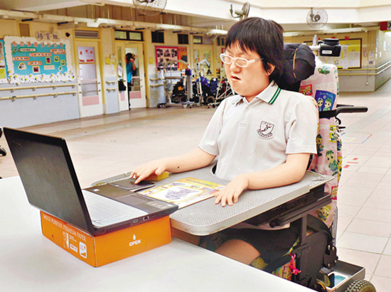 殘障少女挑戰香港“高考” 全身僵硬無阻學習慾望