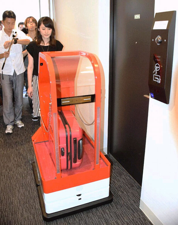 日本机器人酒店开业 “恐龙”当接待入住需刷脸
