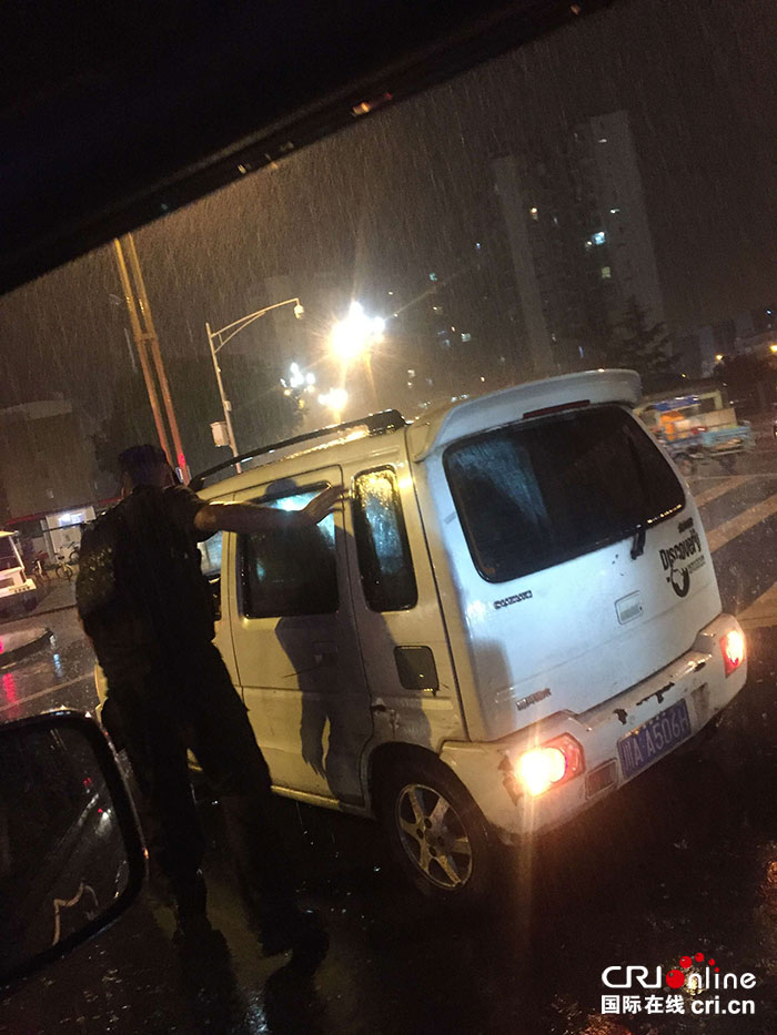 七夕夜成都龙泉驿巡警大雨中帮忙推车