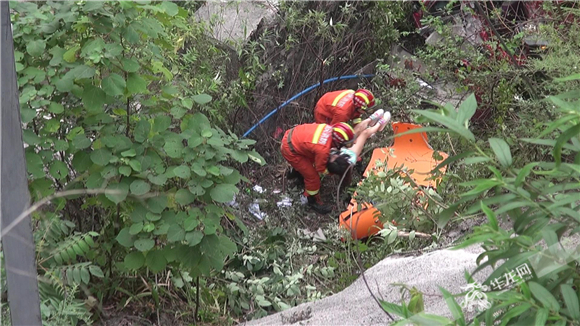 【法制安全列表】重庆黔江一小轿车坠崖 车内人员被消防及时救出