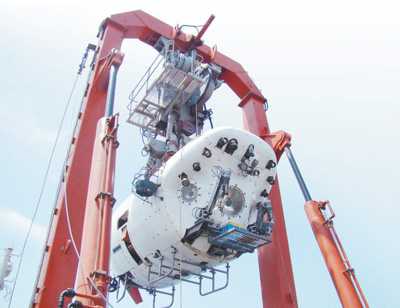 图④:2009年,蛟龙号第一次海上试验.  人民视觉