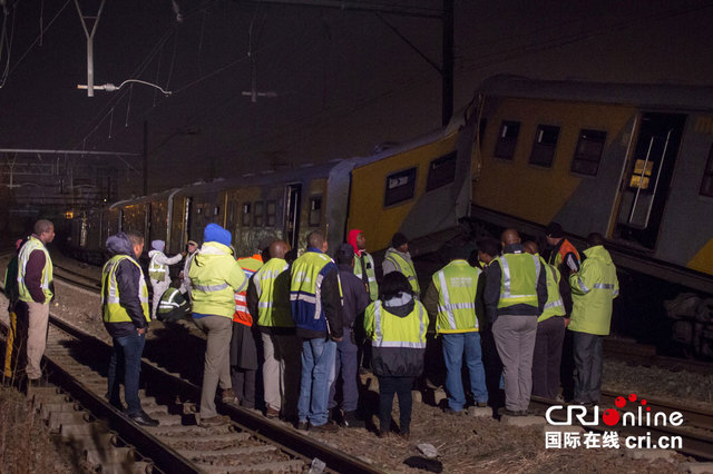 南非兩列火車相撞 至少150人受傷