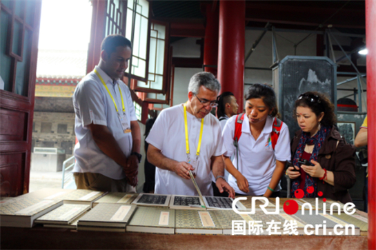 駐華外交官及CRI全球記者走進西安碑林 外籍記者回憶兒時學習中國書法