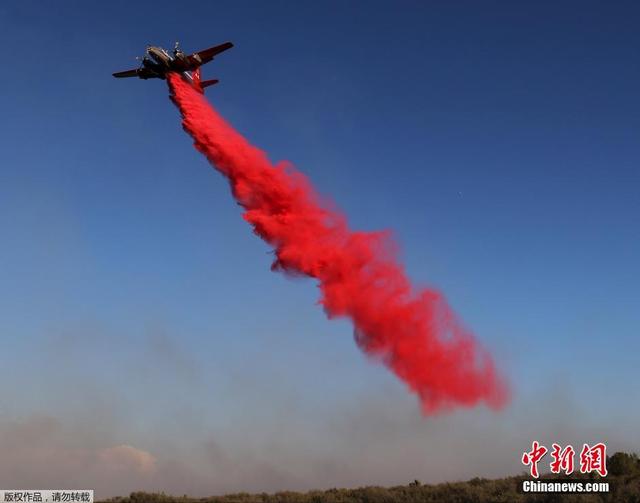 加州山火来势凶猛 灭火飞机喷洒大量阻燃剂