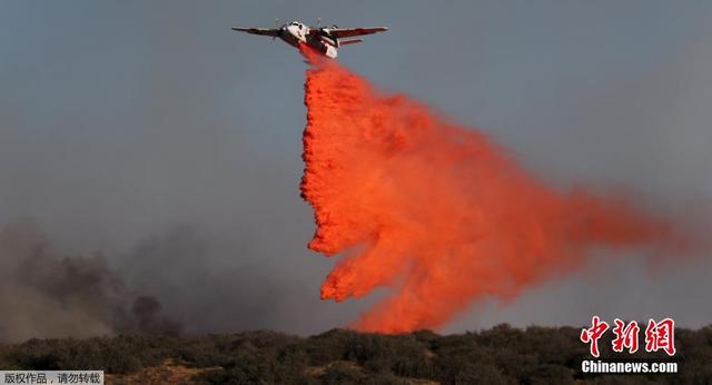 加州山火來勢兇猛 滅火飛機噴灑大量阻燃劑