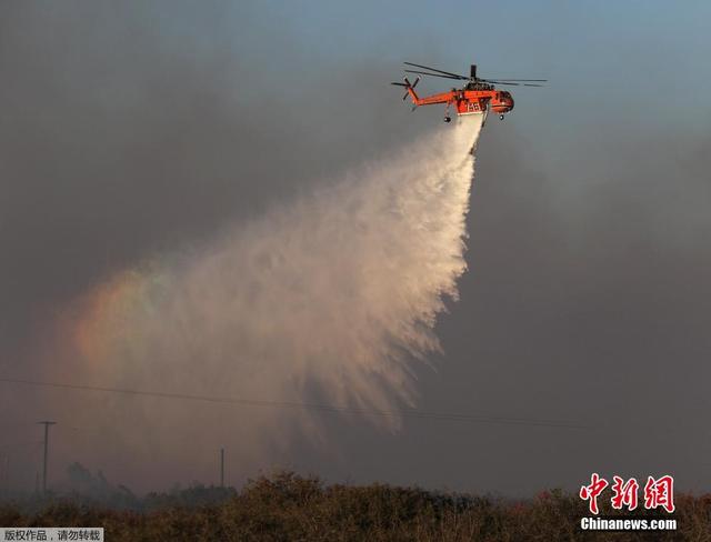加州山火来势凶猛 灭火飞机喷洒大量阻燃剂