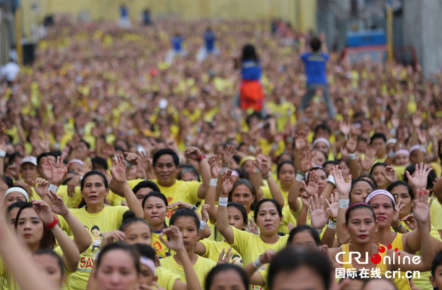 菲律宾近13000人齐跳尊巴舞 破吉尼斯世界纪录