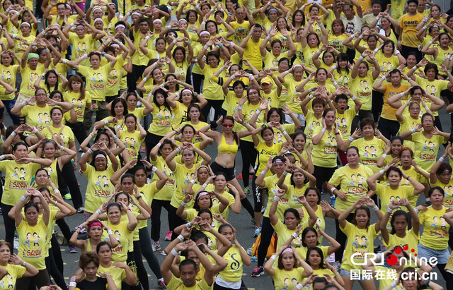 菲律宾近13000人齐跳尊巴舞 破吉尼斯世界纪录