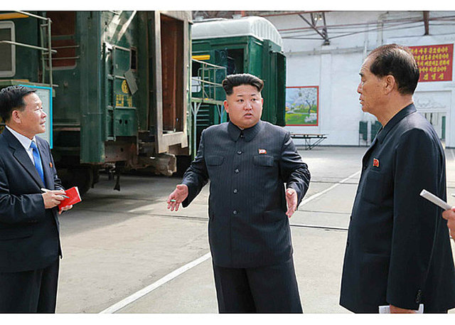 国际在线消息:据朝鲜《劳动新闻》20日报道,朝鲜最高领导人金正恩视察