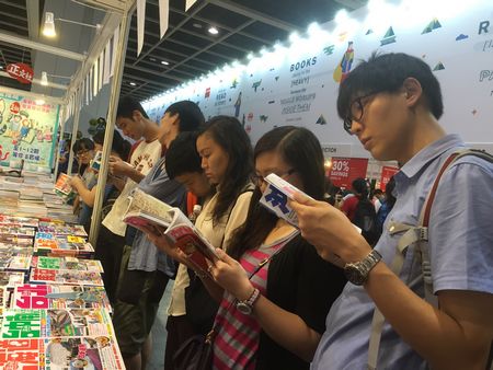 香港書展第三天人流激增 學生搶購古文書