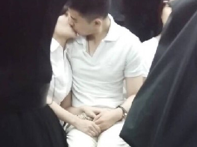 沈阳地铁内男女大尺度亲热接吻旁若无人