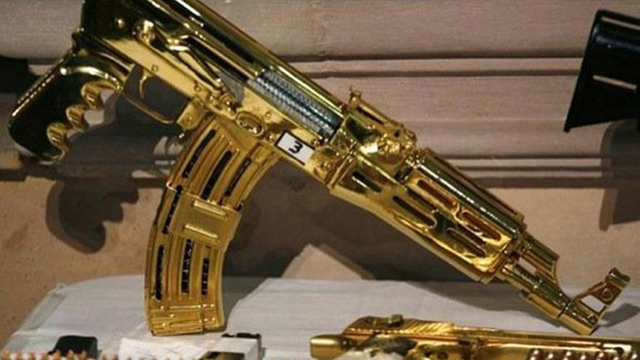 墨西哥越狱毒枭的奢侈收藏：狮子老虎黄金手枪