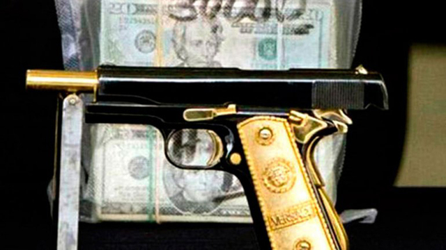 墨西哥越狱毒枭的奢侈收藏：狮子老虎黄金手枪