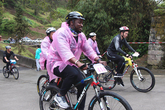 【CRI專稿 列表】騎行穿越花海 重慶巴南石灘鎮舉辦國際山地自行車賽