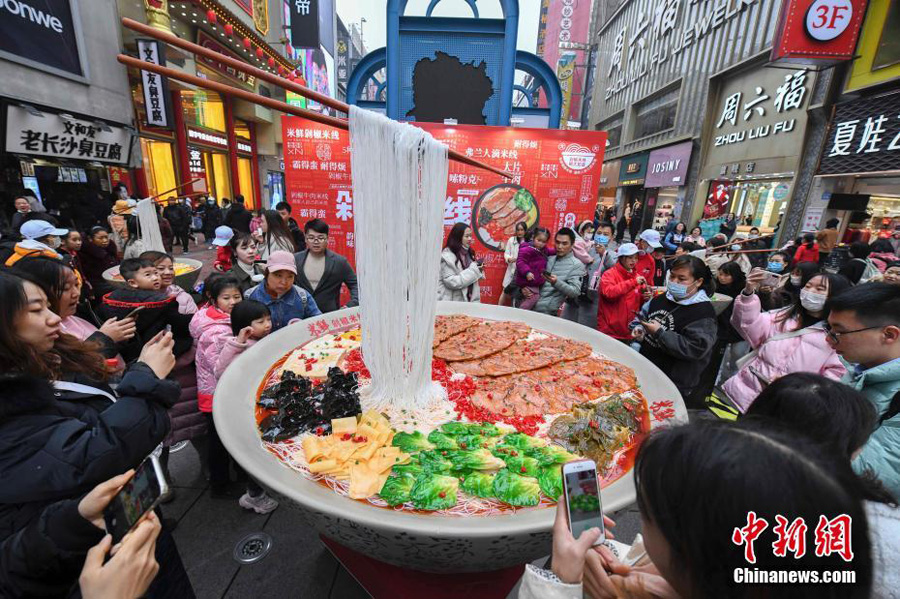 長沙の街頭にリアルな巨大ピリ辛ビーフン登場！　湖南省