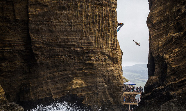 竞技者挑战30米高悬崖跳海 危险系数极高