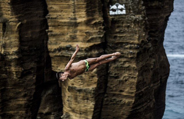 竞技者挑战30米高悬崖跳海 危险系数极高
