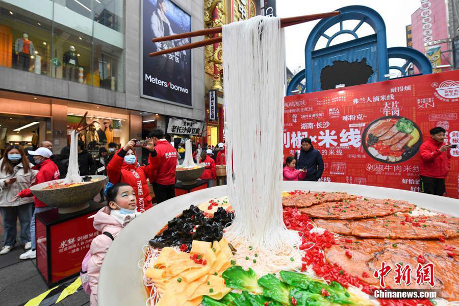 長沙の街頭にリアルな巨大ピリ辛ビーフン登場！　湖南省