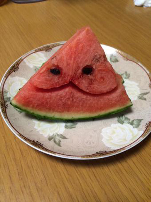 日本网友玩坏西瓜 切开寻找“花式笑容”