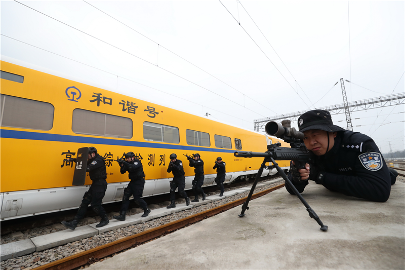 處特警支隊特警在武漢動車段