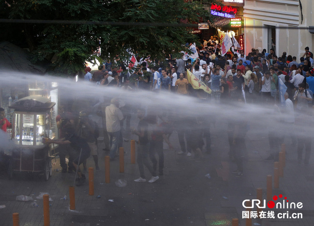 土耳其民众示威抗议爆炸事件 与警方发生激烈冲突