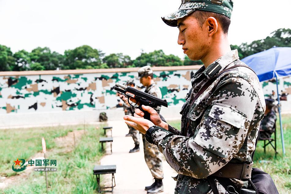 火力全开!看军校学员玩转各种枪(组图)