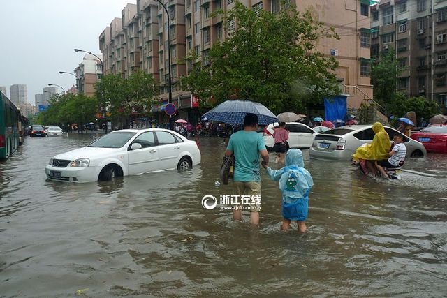 杭州早高峰迎暴雨 上班路上又看海