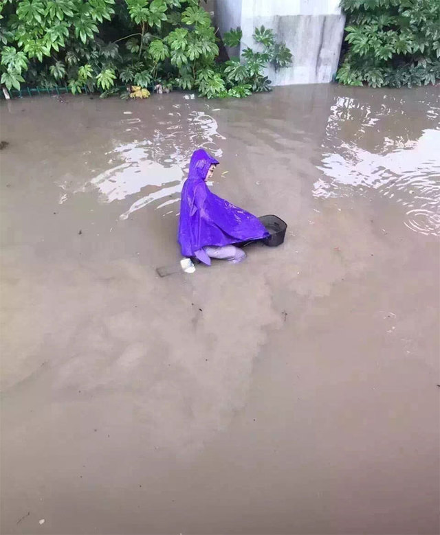 杭州早高峰迎暴雨 上班路上又看海