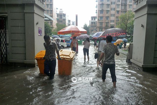 杭州早高峰迎暴雨 上班路上又看海