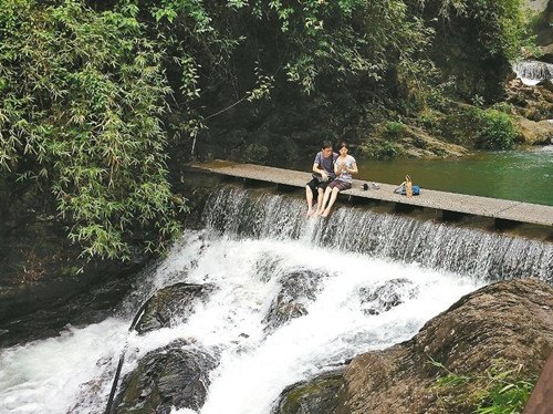 消暑好去处 台湾屏东凉山瀑布蝴蝶带路